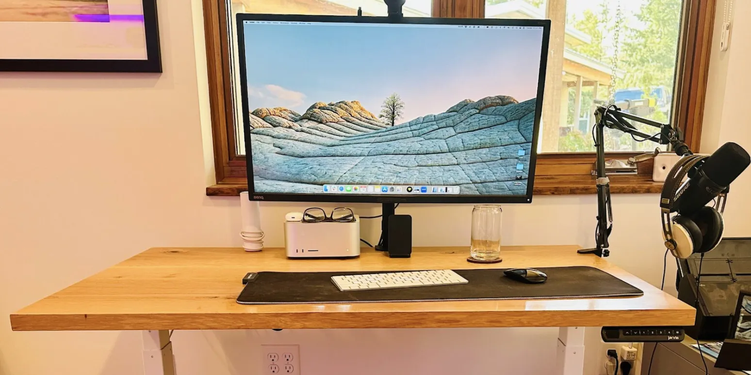 How to declutter your desk (above and below)